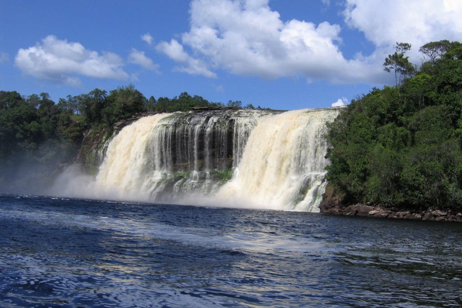 Водопад меры. Водопад Канайма. Национальный парк Канайма Венесуэла. Каракас Венесуэла водопад.