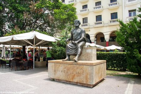 Памятник Аристотелю